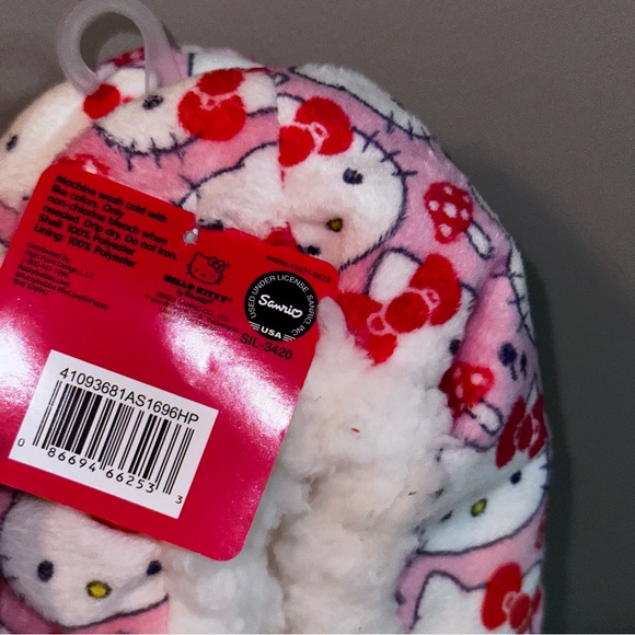 Hello Kitty Kids Fuzzy Babba Slippers Socks Size M/L Shoe Size 13-4 - Picture 4 of 4